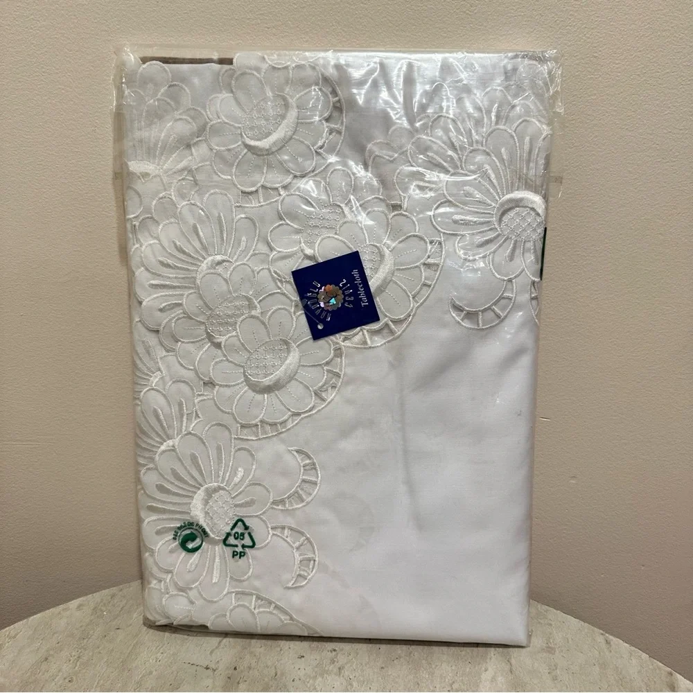 Home Collection Elegant Lace White Tablecloth NWT